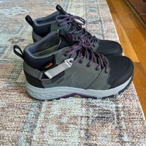Teva hiking boots size 8.5 womens